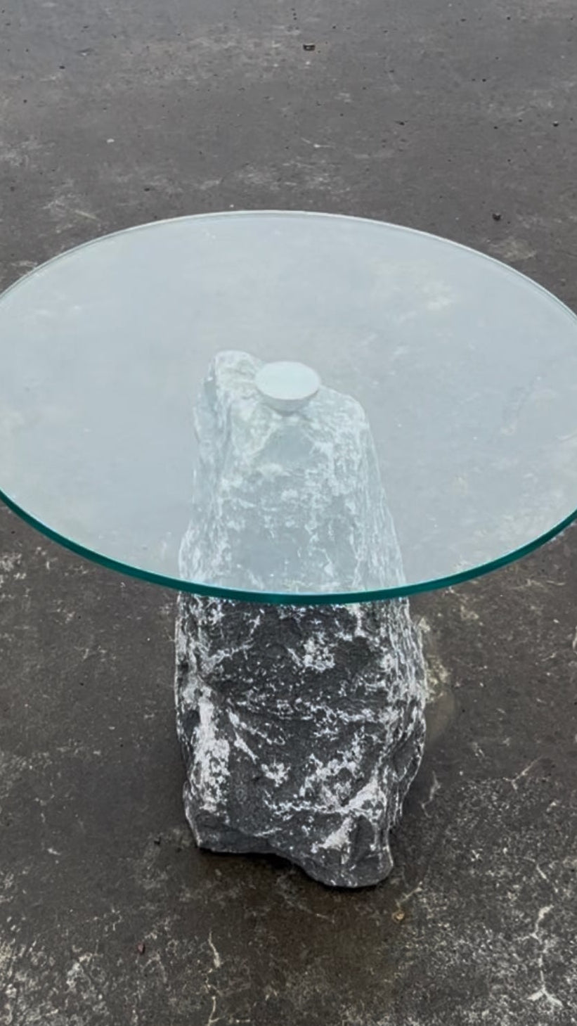 Singel stone table