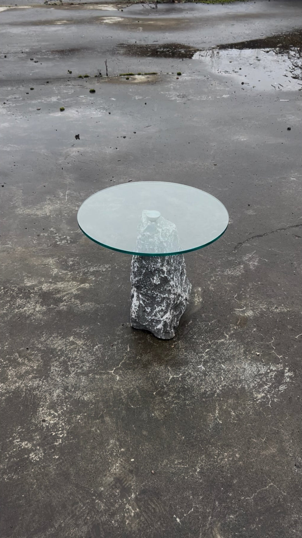 Singel stone table